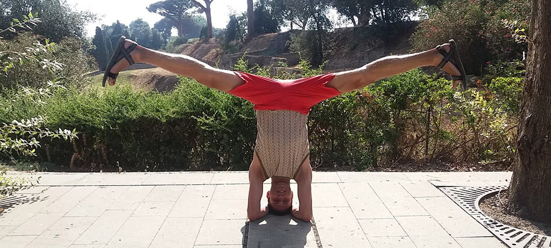 Tomek Kucharski w pozycji sirsasana podczas zajęć yogi