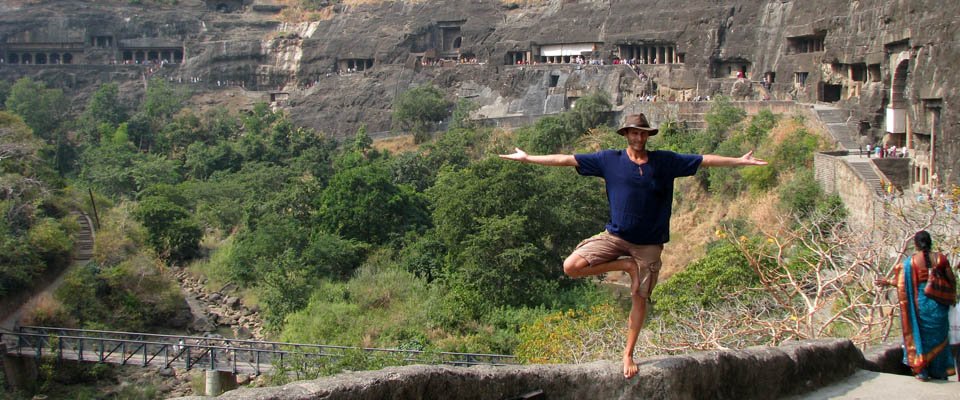 Praktyka pozycji vrksasana w YogaGuide